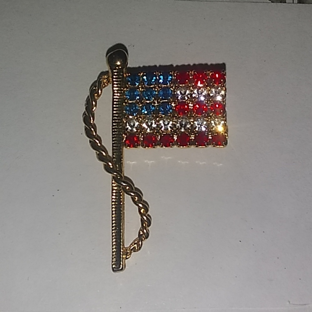 Exquisite Vintage Patriotic Flag Pin